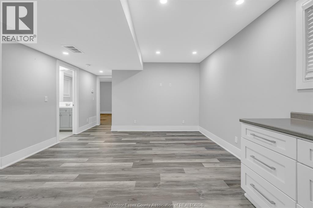 1565 GLADSTONE AVENUE - 28