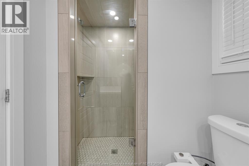 1565 GLADSTONE AVENUE - 32
