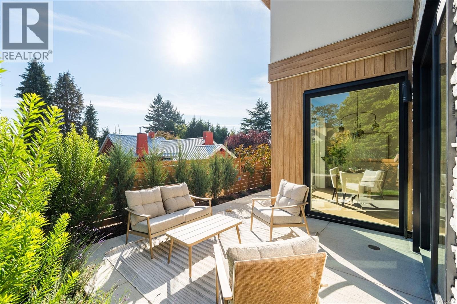 1 3024 Cadboro Bay Road, Oak Bay
