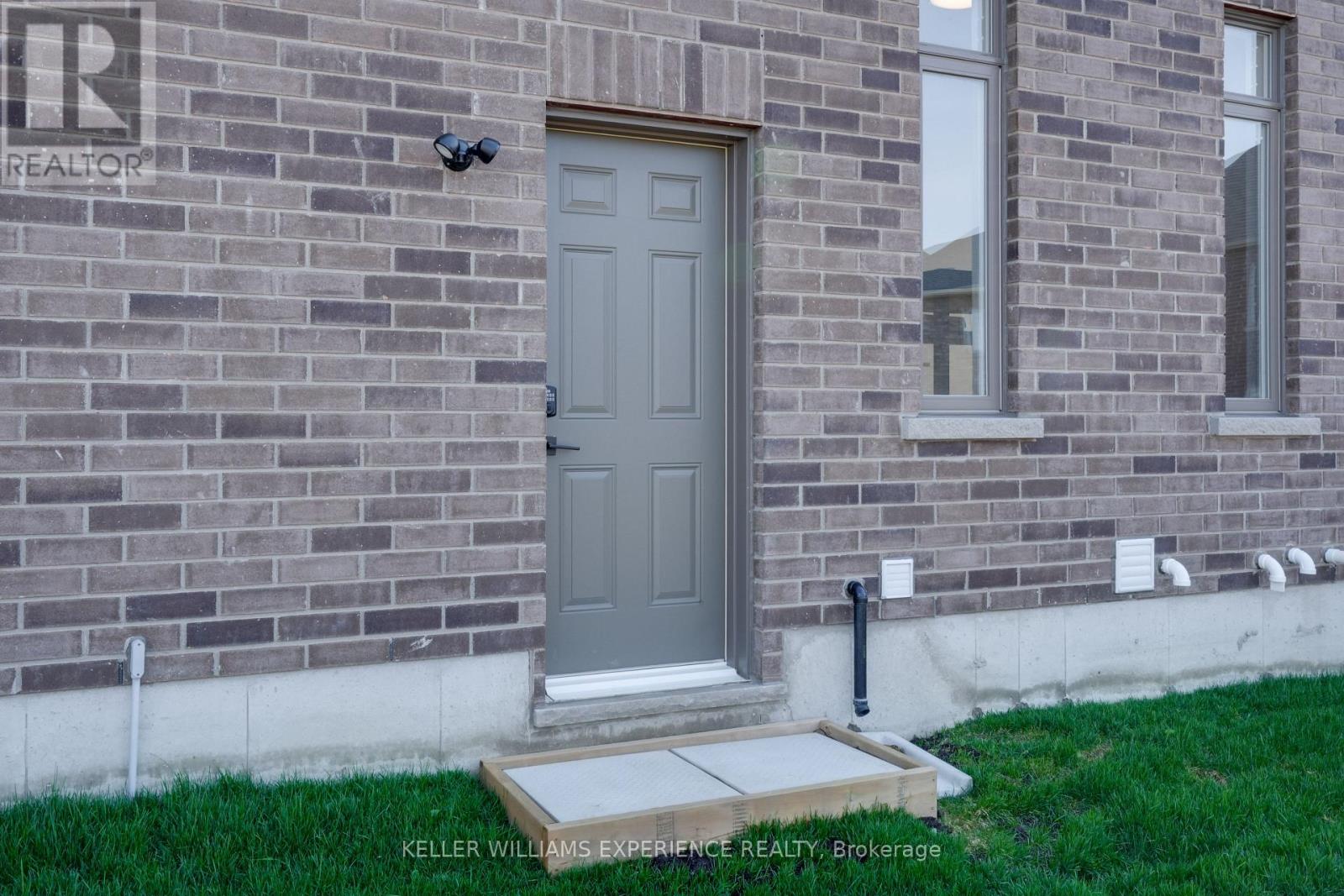 52 Sagewood Avenue, Barrie photo 38