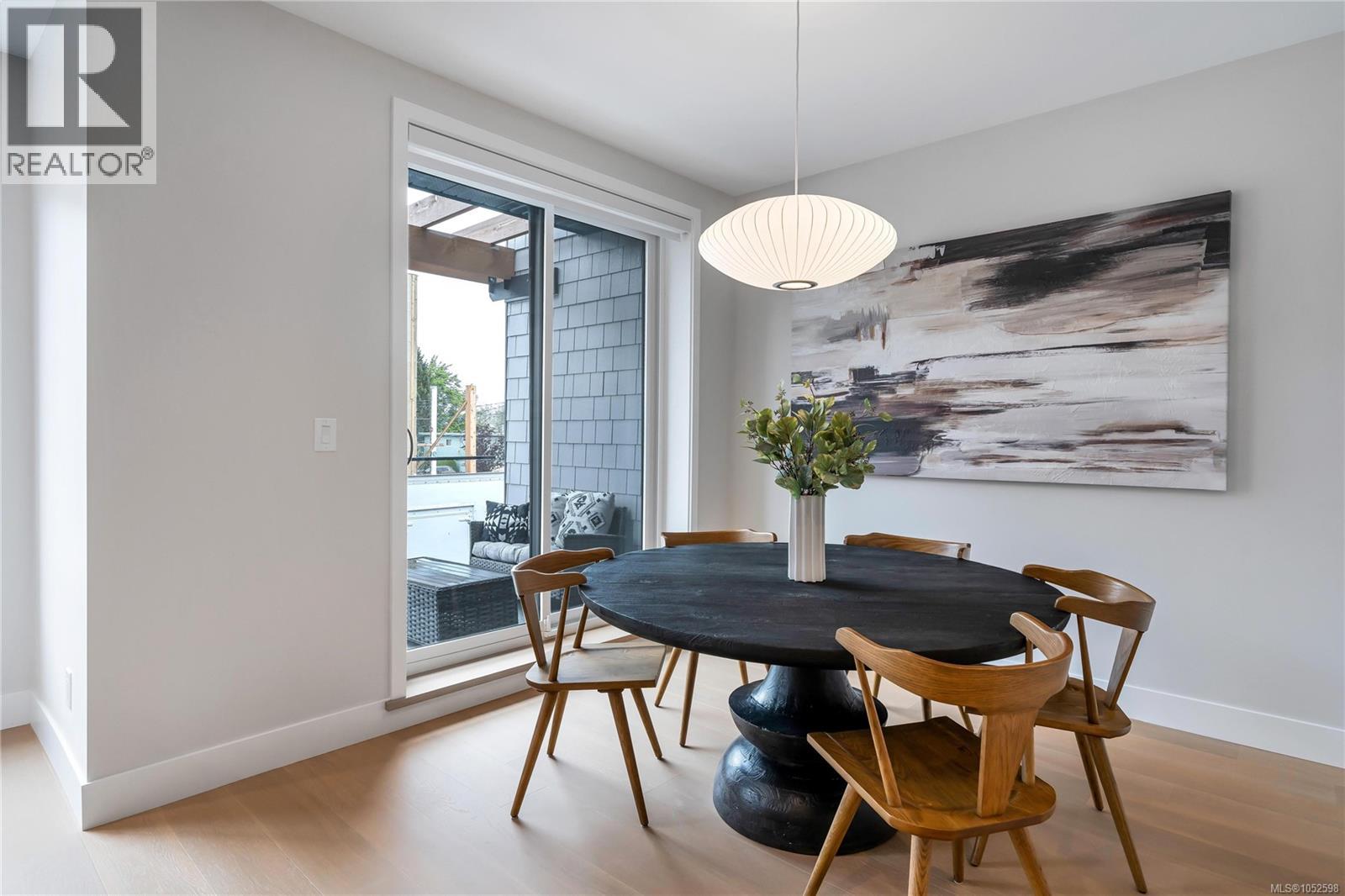 2 2590 Penrhyn Street, Saanich