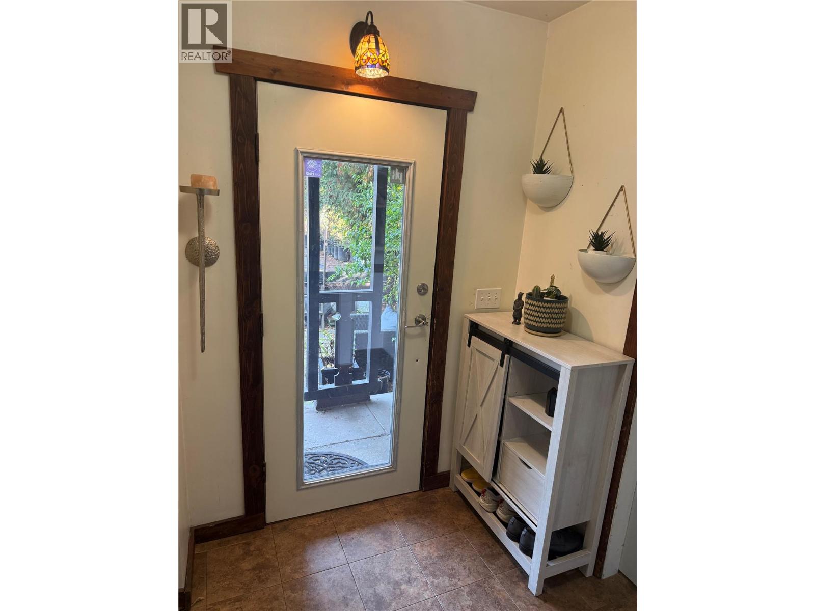 2600 COLUMBIA Avenue - 8