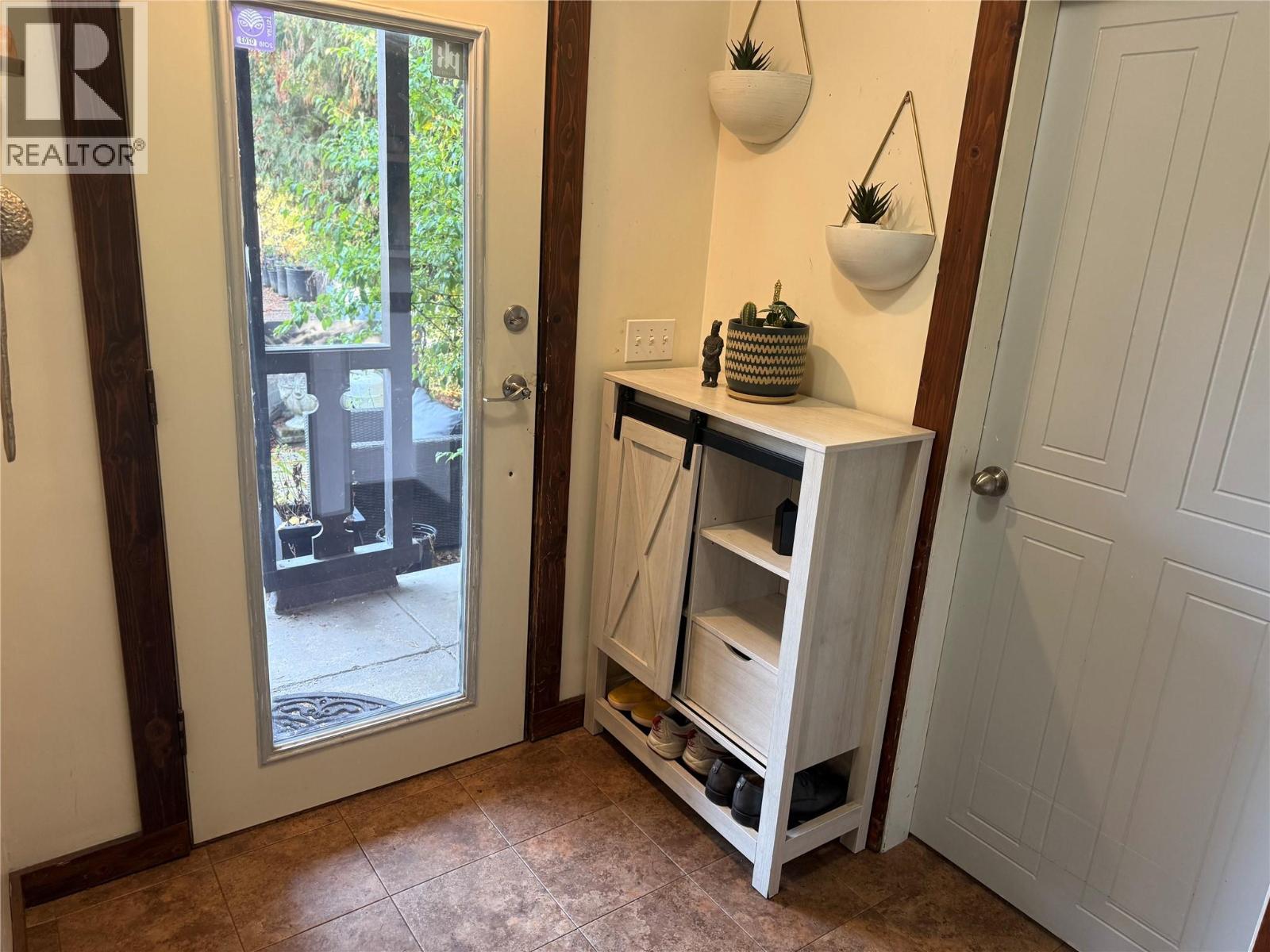 2600 COLUMBIA Avenue - 7
