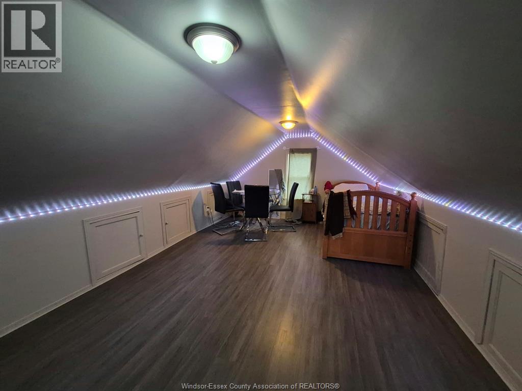 947 ELSMERE - 19