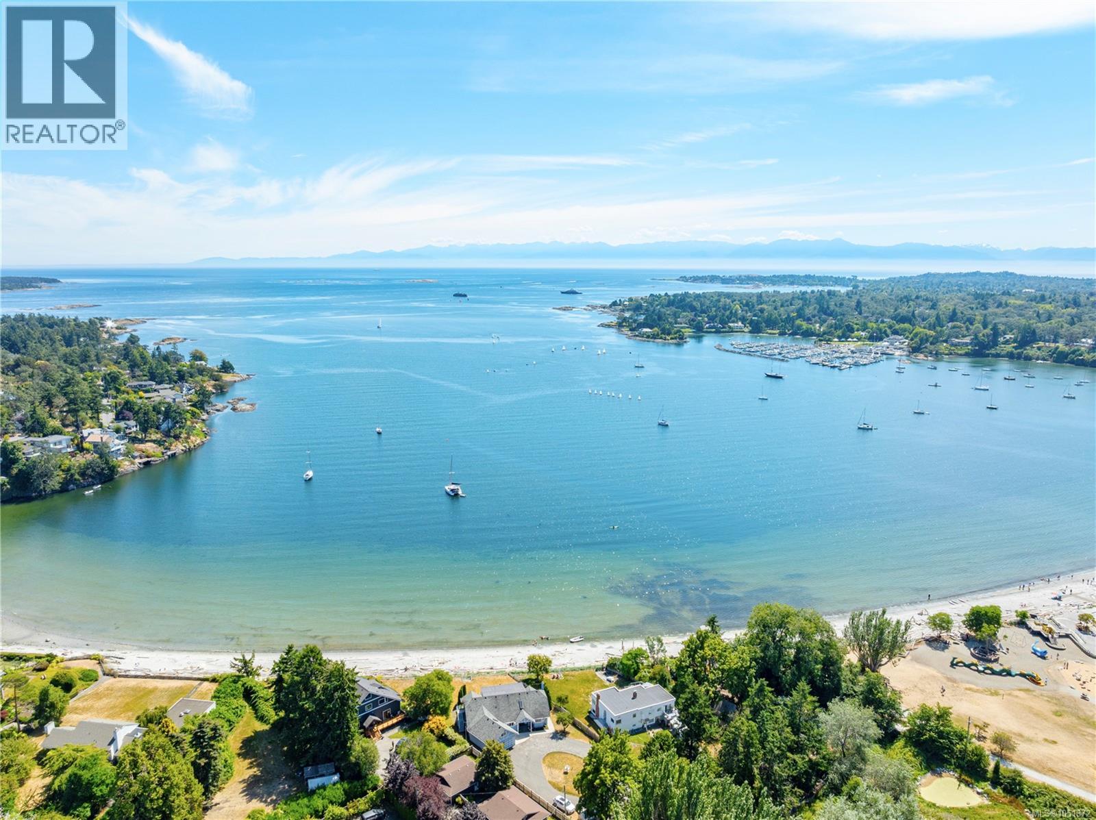 2 3861 Cadboro Bay Road, Saanich