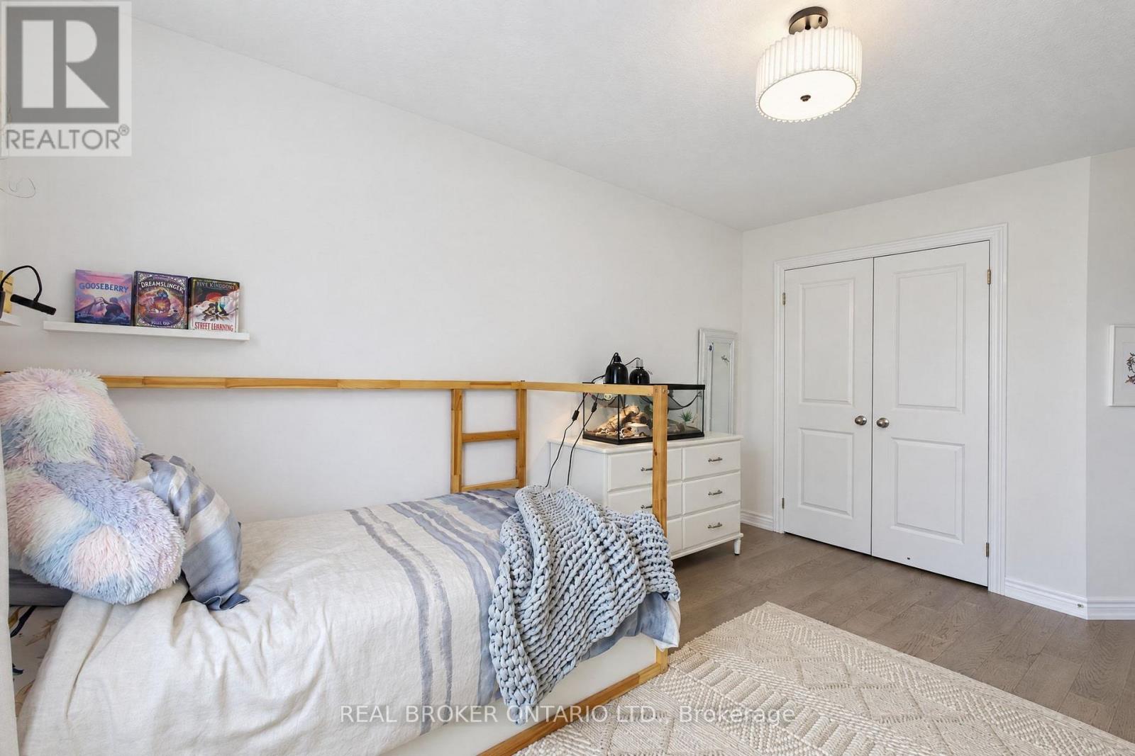 60 STARLING DRIVE - 26