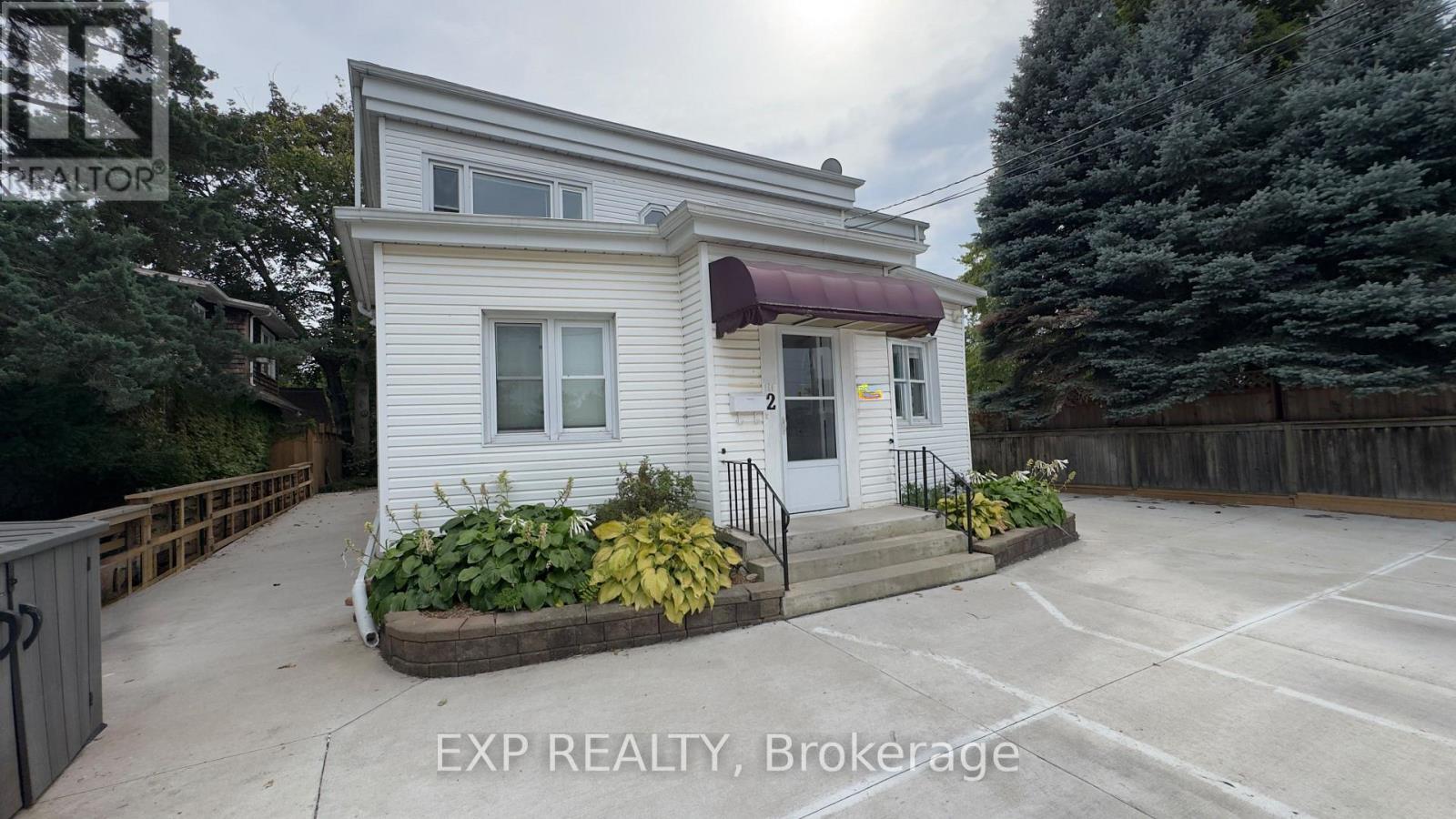 #WEST, 1ST - 2 SOUTH DRIVE W, St. Catharines (Old Glenridge)