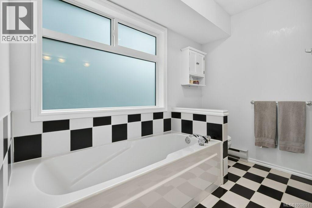 1123 Zeballos Dr - 35