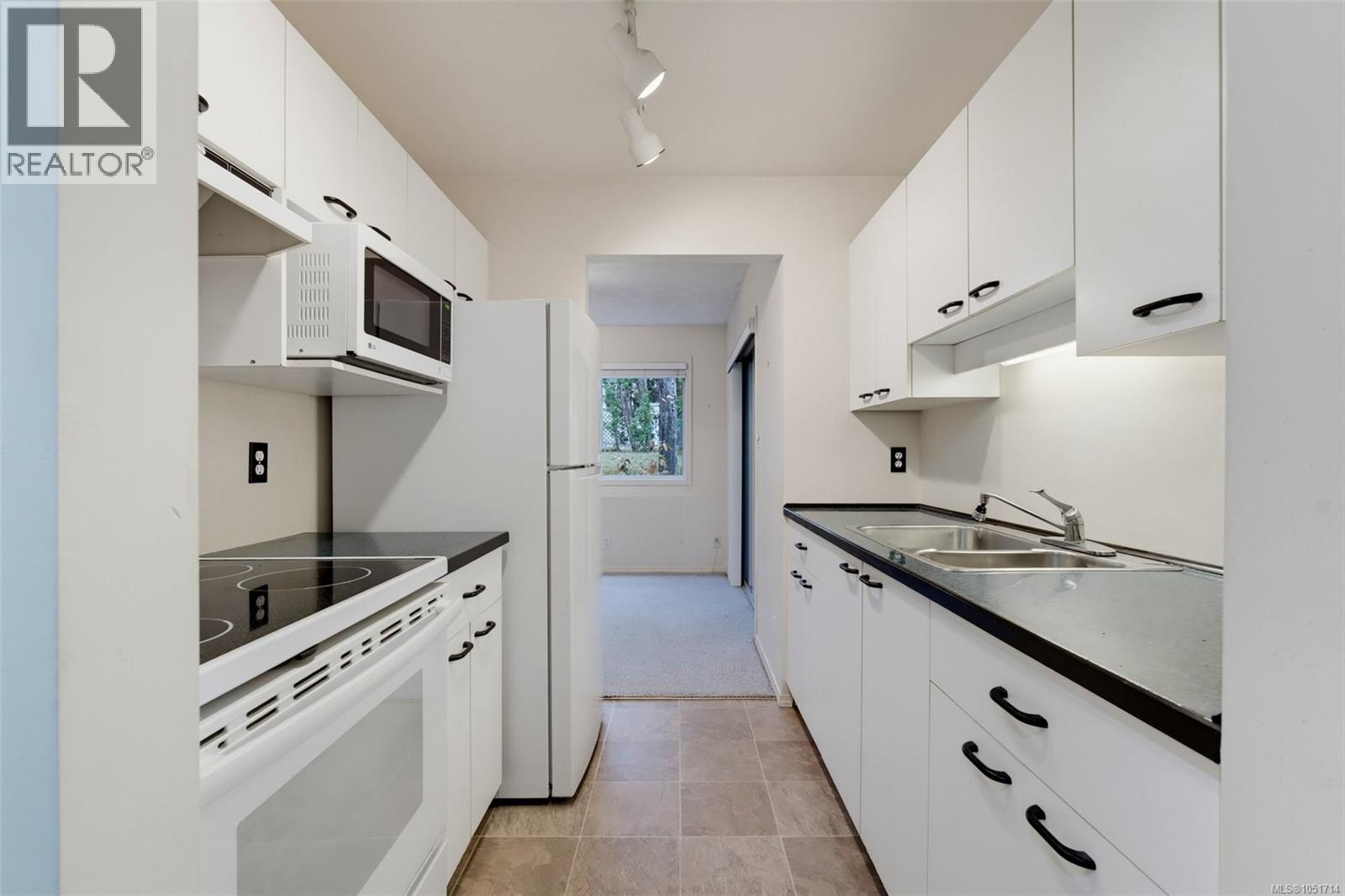  975 Annie Street, Saanich