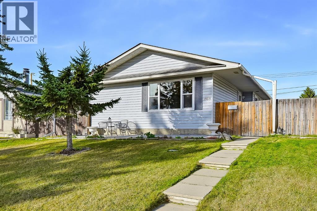 1303 Penedo Crescent SE