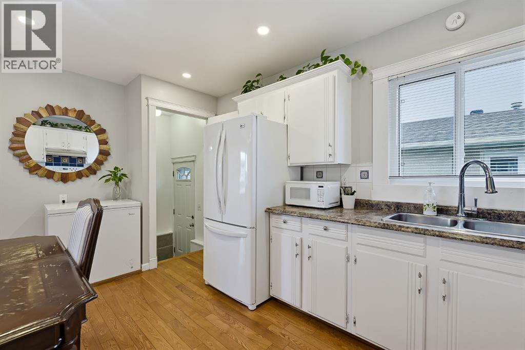 1303 Penedo Crescent SE photo 10