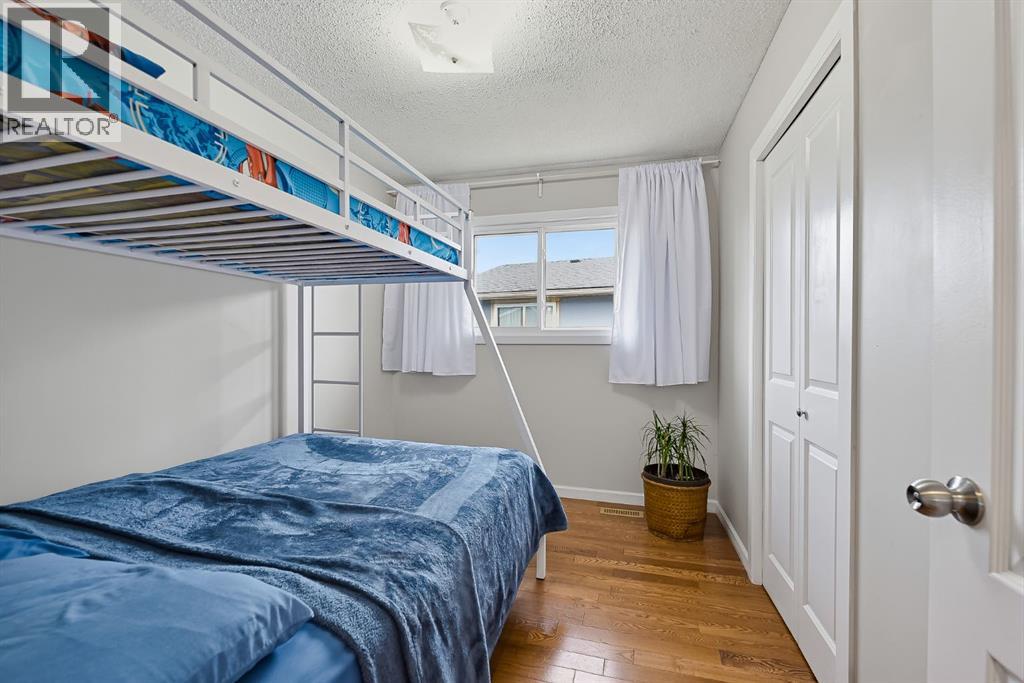 1303 Penedo Crescent SE photo 16