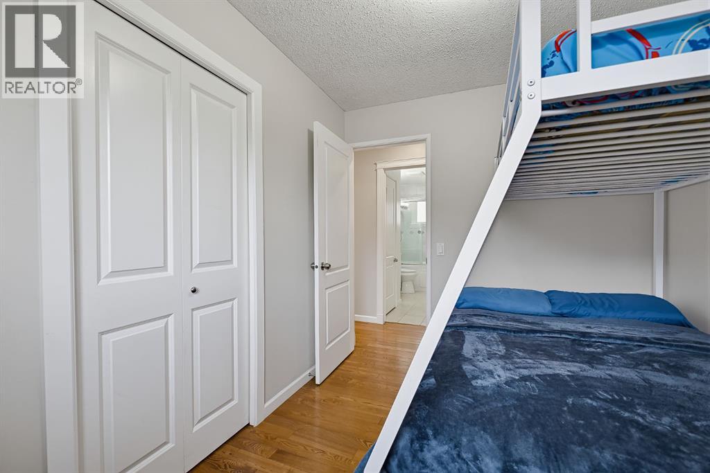 1303 Penedo Crescent SE photo 17
