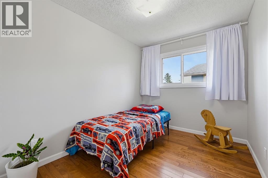 1303 Penedo Crescent SE photo 18