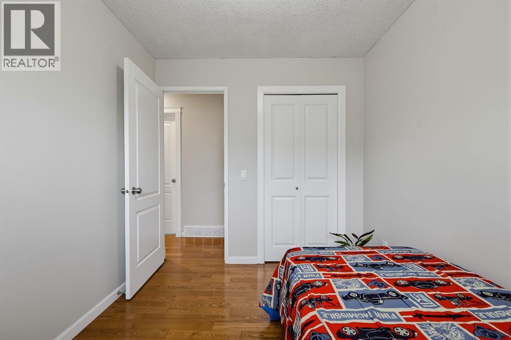 1303 Penedo Crescent SE photo 19