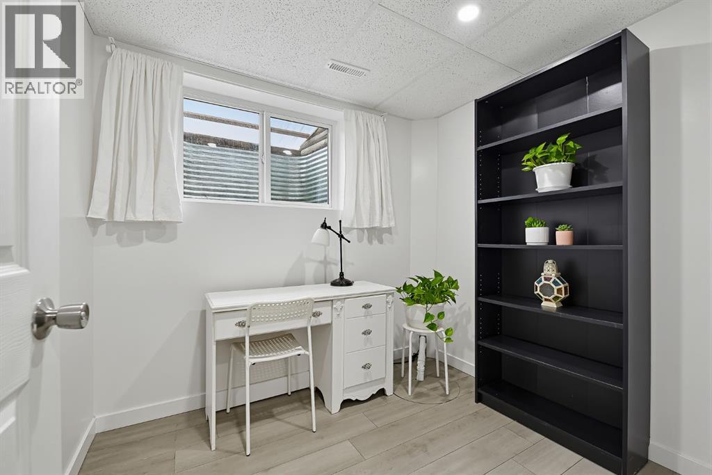 1303 Penedo Crescent SE photo 28