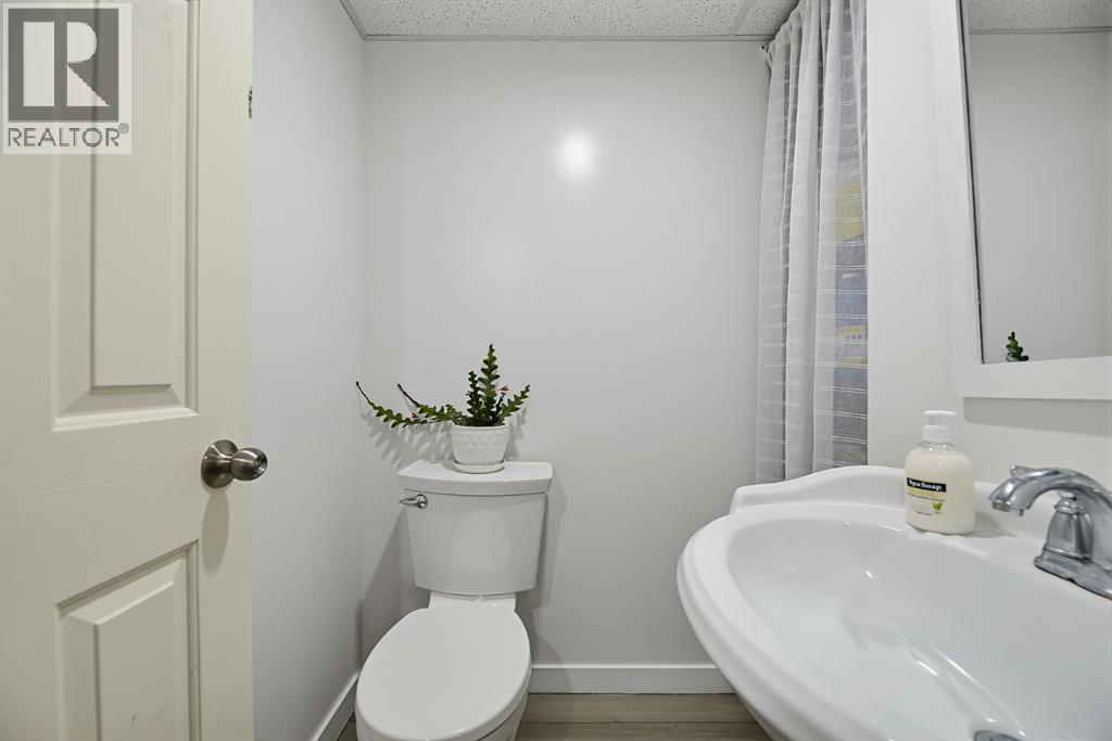 1303 Penedo Crescent SE photo 36