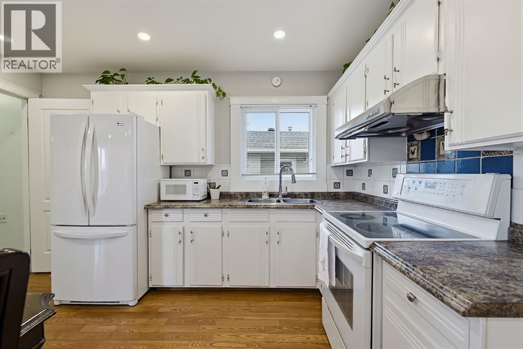 1303 Penedo Crescent SE photo 8