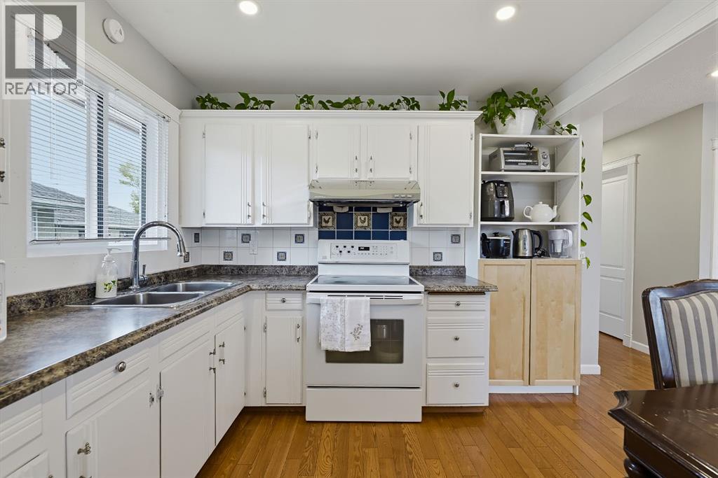 1303 Penedo Crescent SE photo 9