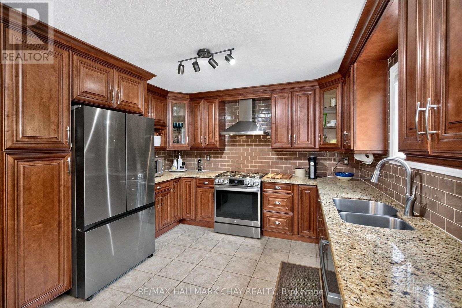 31 MCKENZIE CRESCENT, Barrie (Ardagh) — photo 6