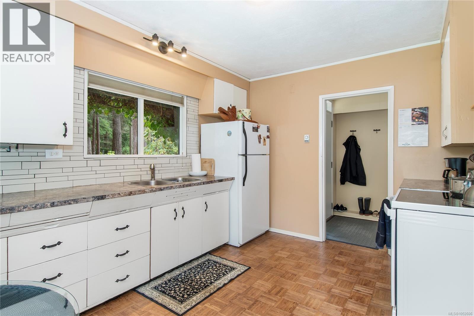 2691 Campbell River Rd - 9