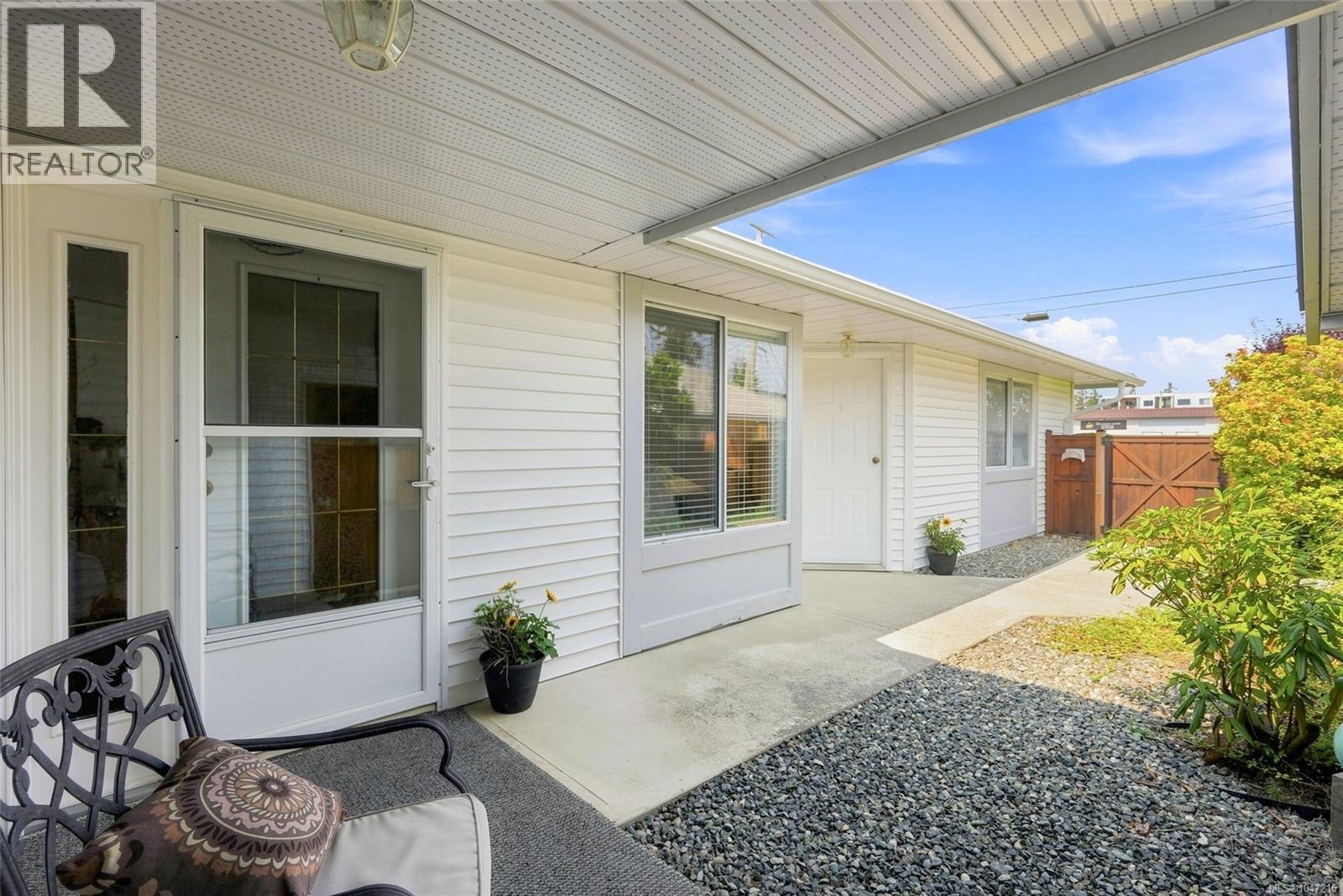 7 144 Fourth Ave E, Qualicum Beach - Image 1