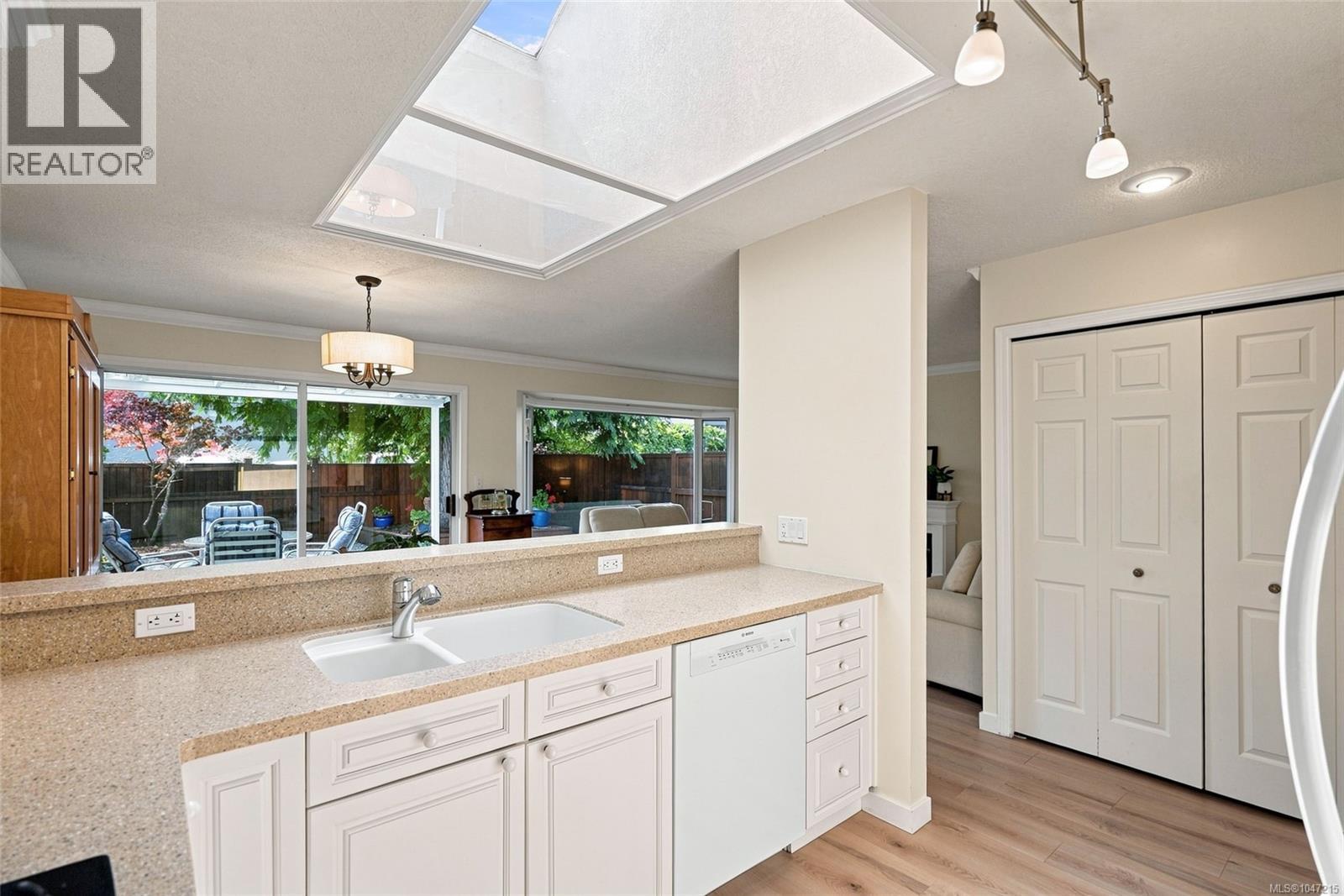 7 144 Fourth Ave E, Qualicum Beach - Image 1