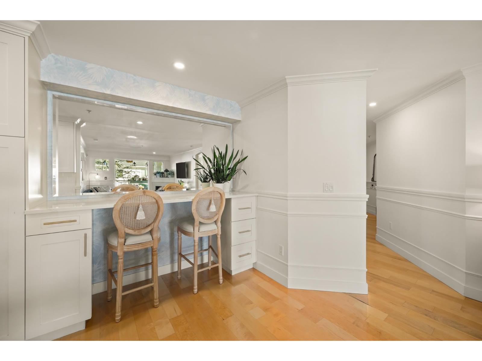 203 15621 MARINE DRIVE, White Rock - Image 1