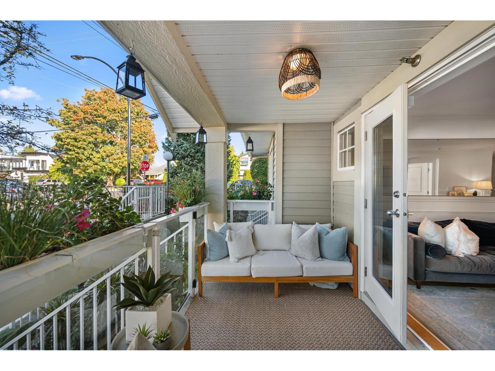 203 15621 MARINE DRIVE, White Rock - Image 1
