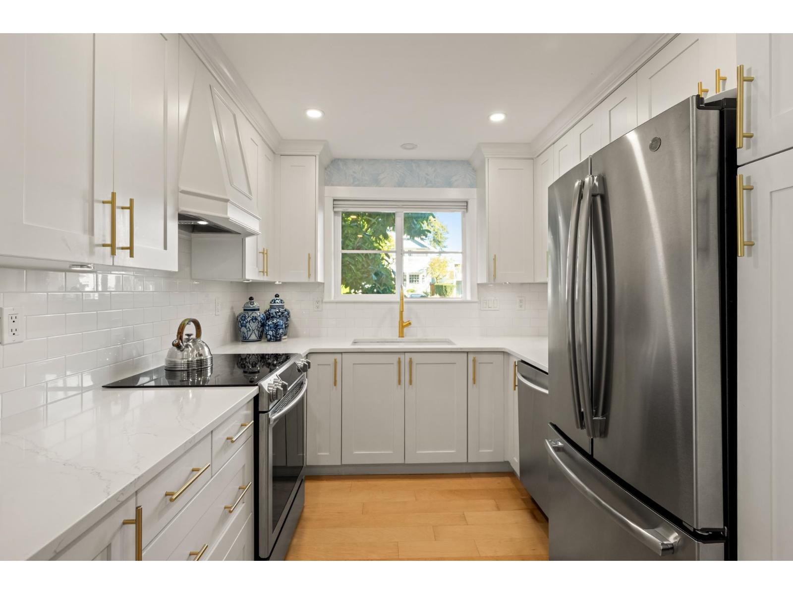 203 15621 MARINE DRIVE, White Rock - Image 1