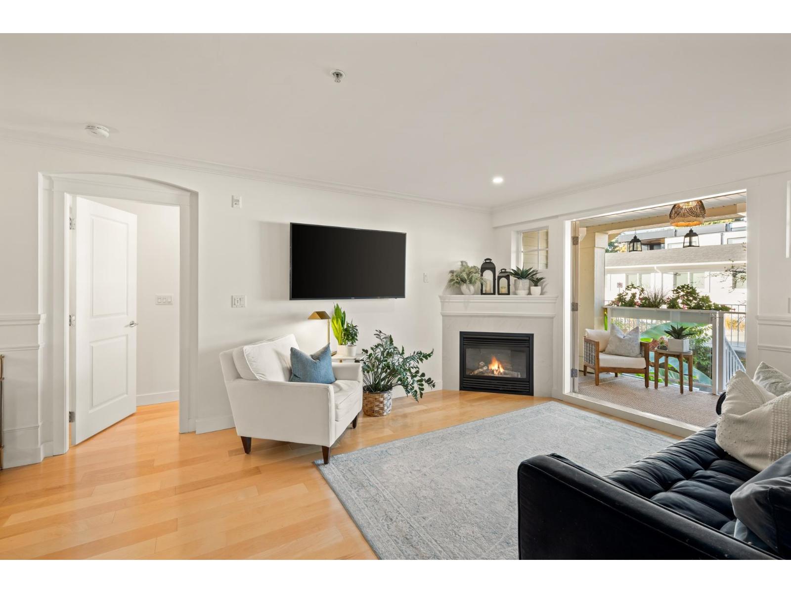 203 15621 MARINE DRIVE, White Rock - Image 1