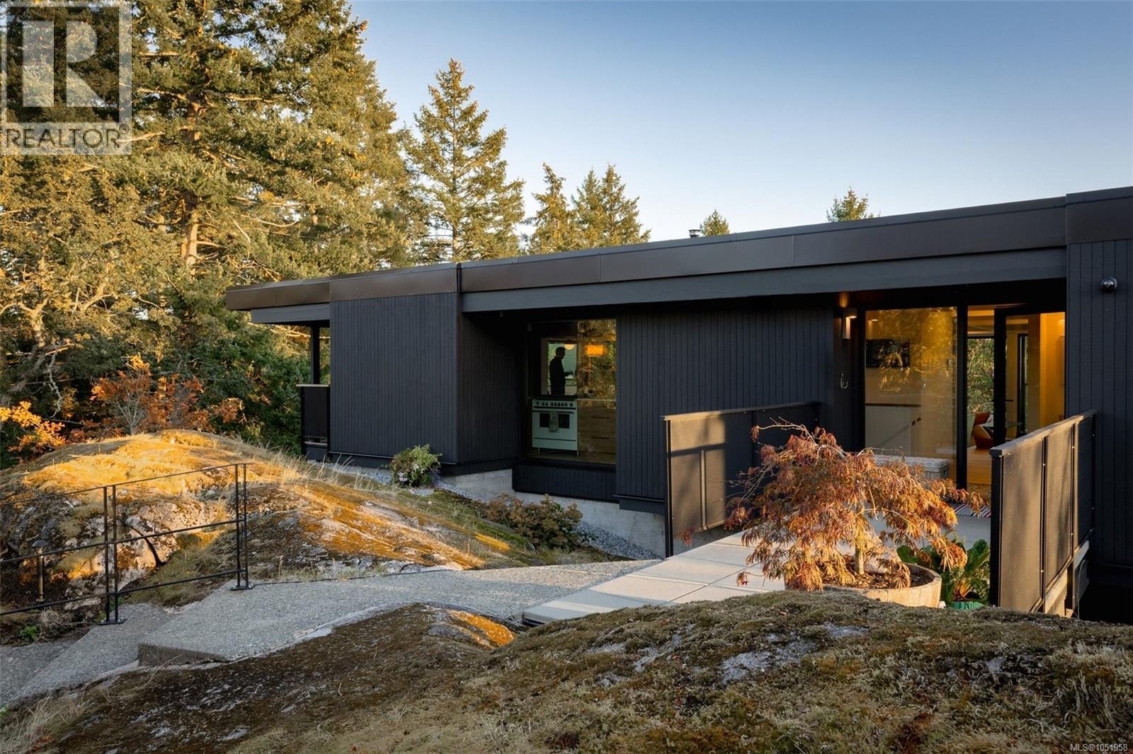  8074 McPhail Road, Central Saanich