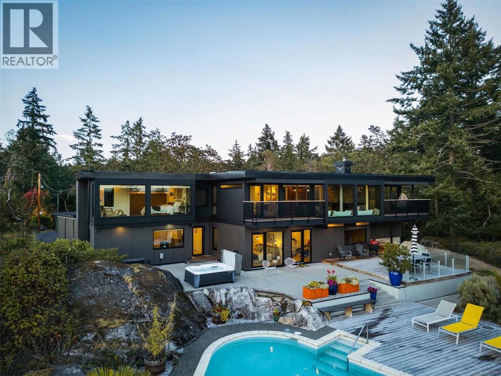  8074 McPhail Road, Central Saanich