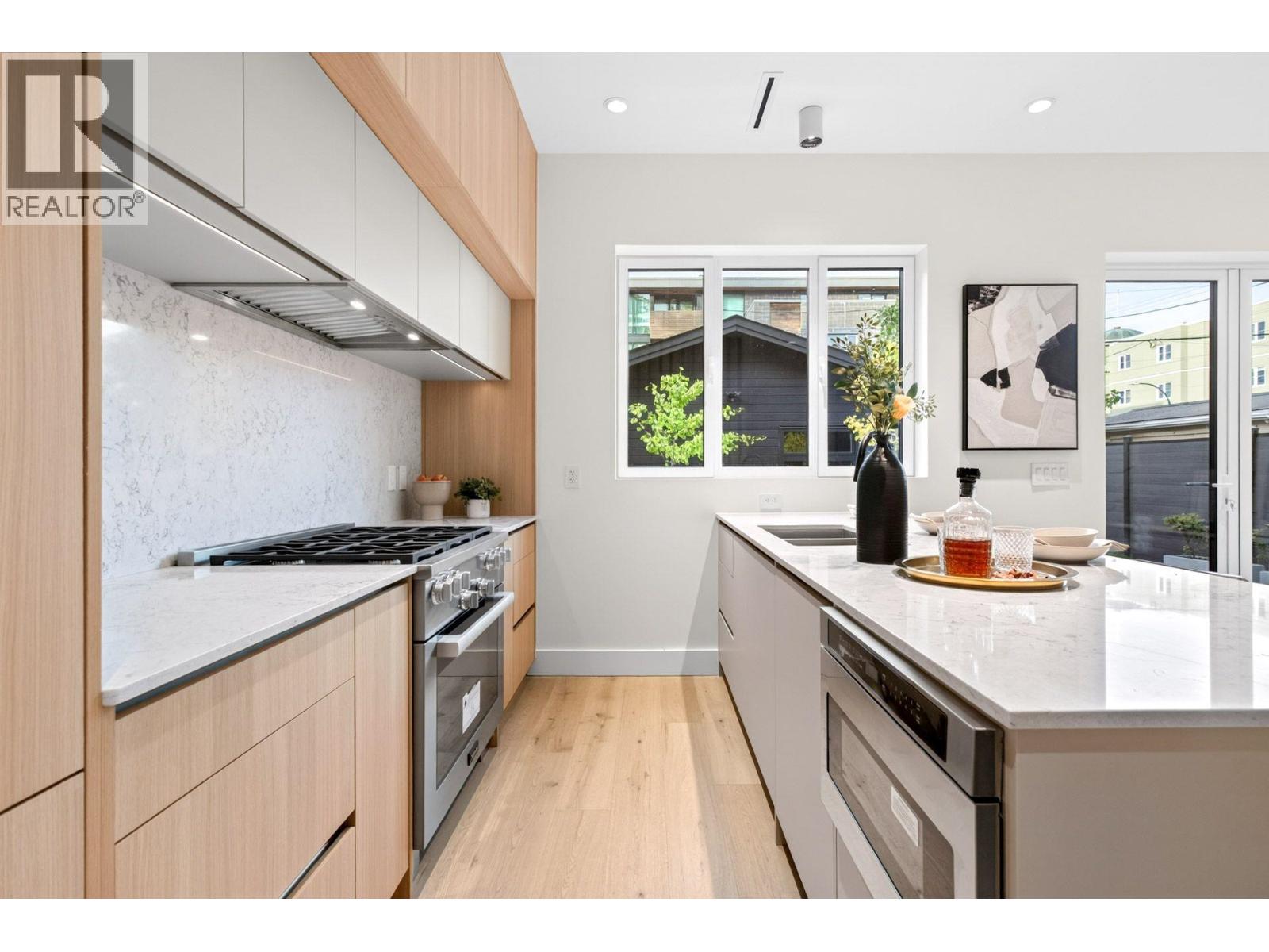 Photo of 2 3315 W 10TH AVENUE 27