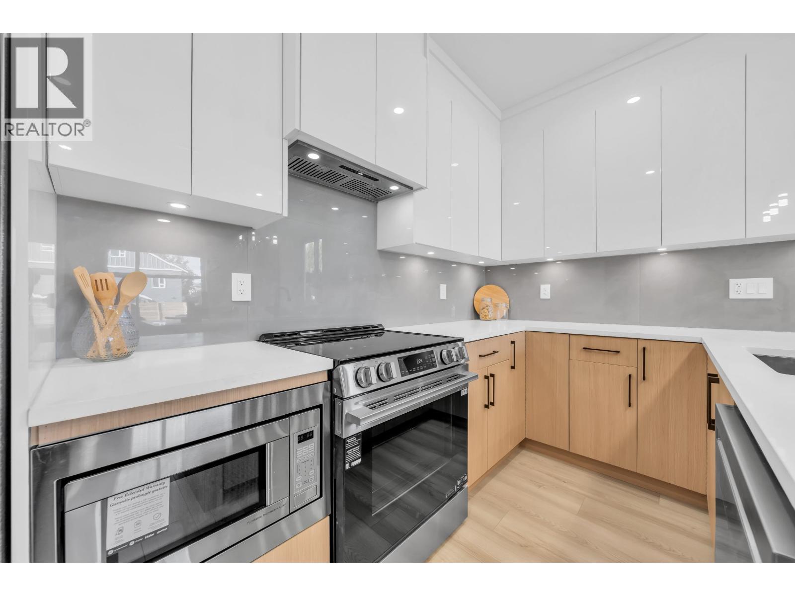Photo of 1 4587 KNIGHT STREET 13