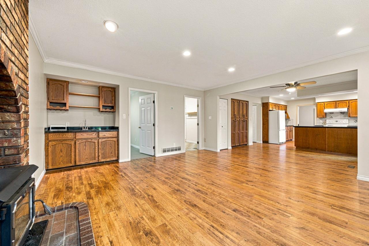 Photo of 1855 134 STREET 8