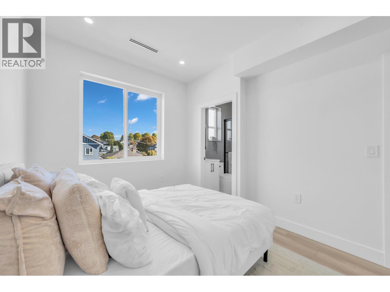 Photo of 2 4587 KNIGHT STREET 18