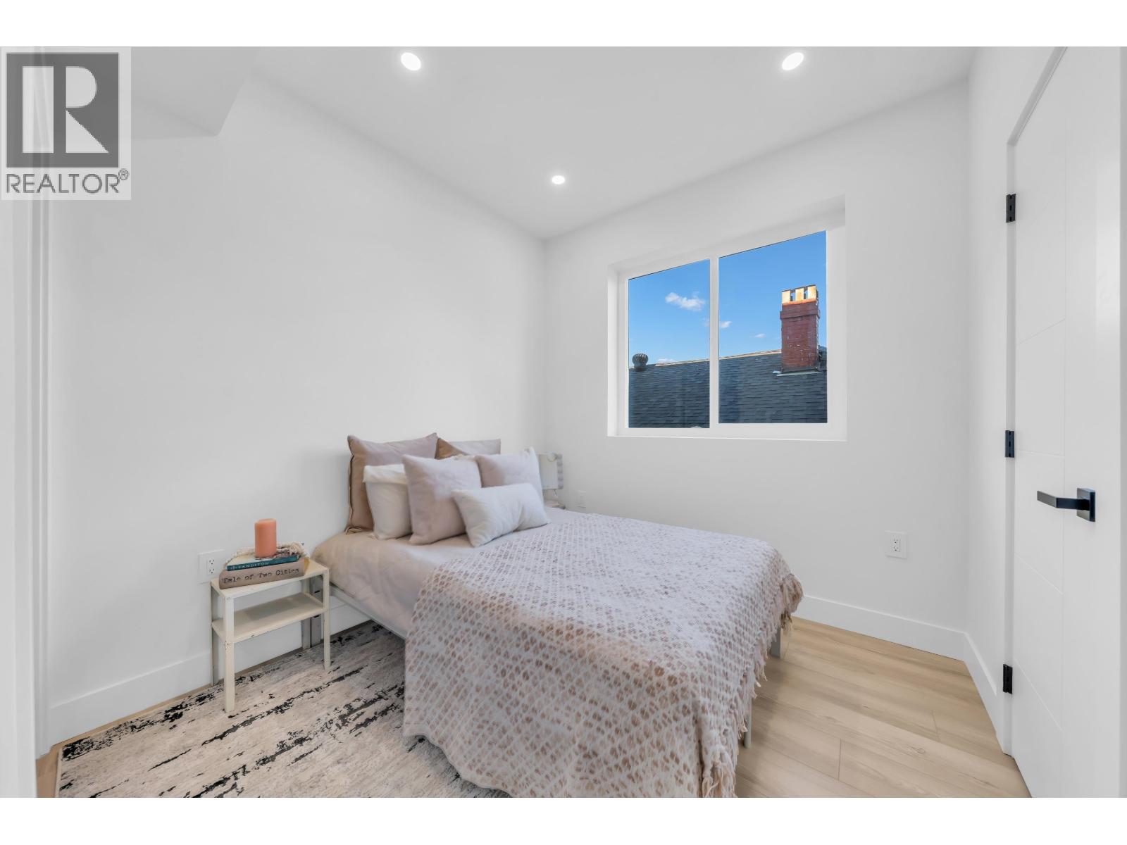 Photo of 2 4587 KNIGHT STREET 21