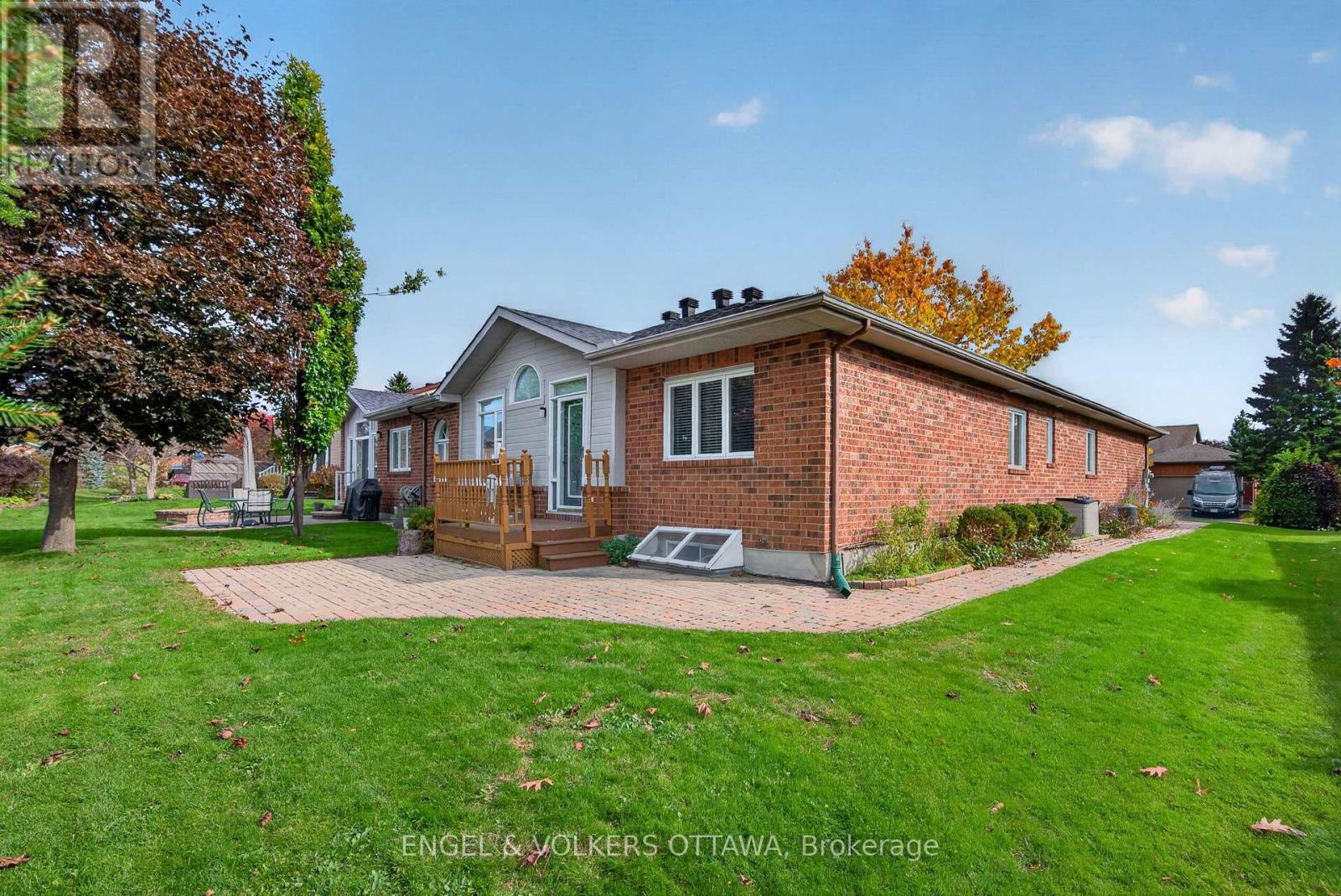 10 WATERTHRUSH CRESCENT - 40