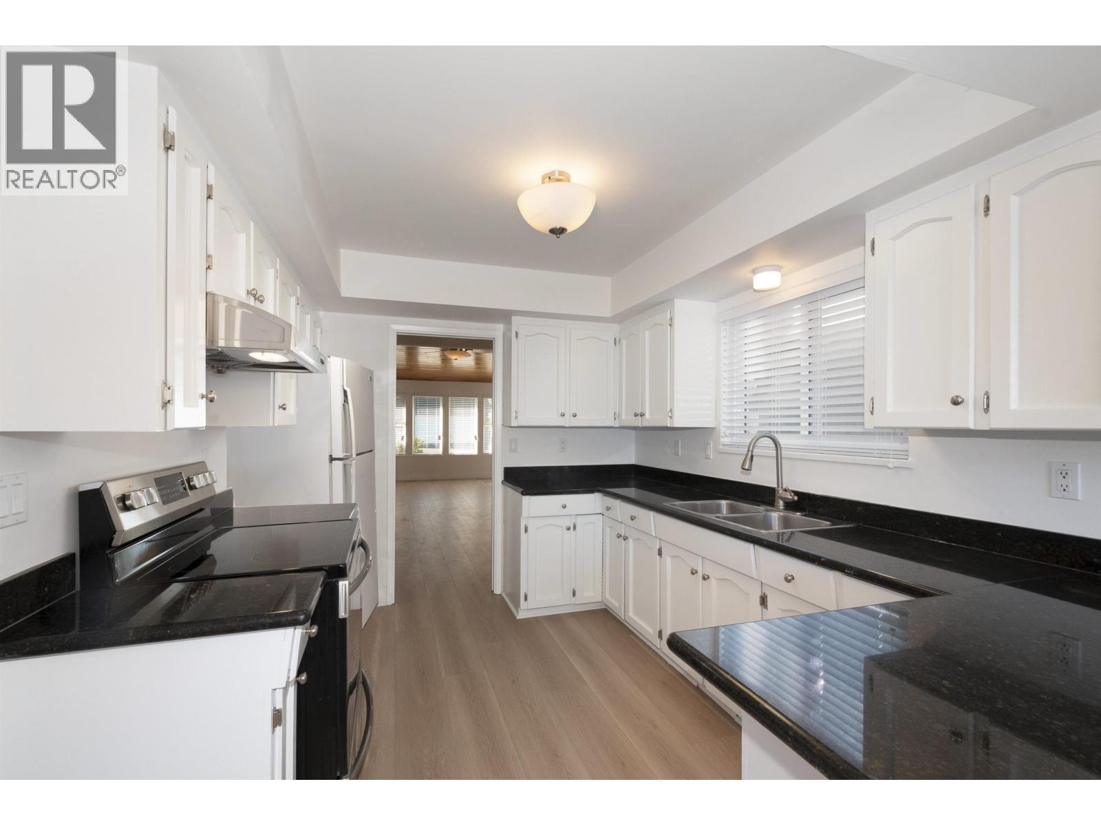 9866 ASHWOOD DRIVE — photo 3