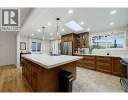 Living room - 1910 30 Street Se, Salmon Arm, BC V1E2E6 Photo 19