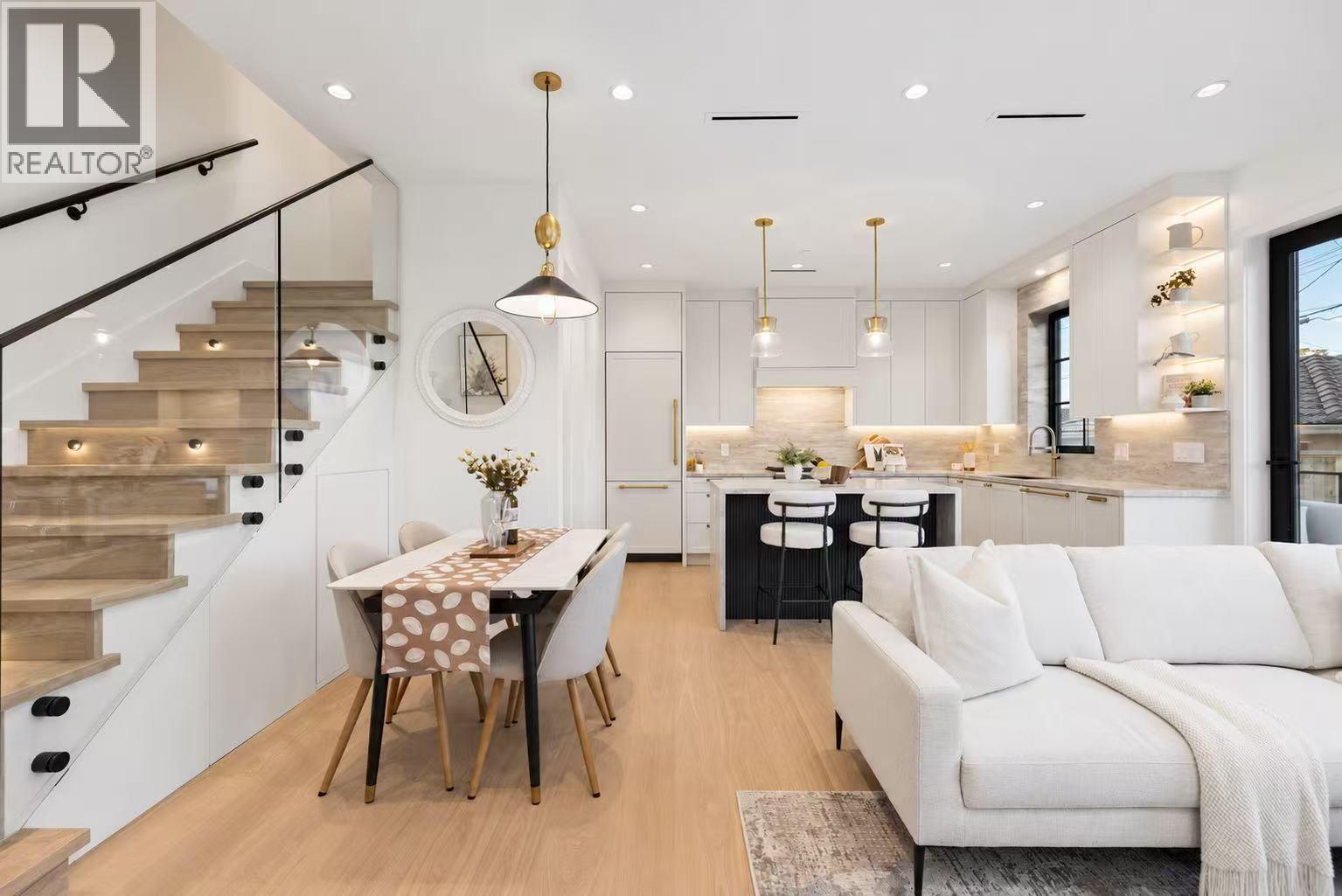 Photo of 2 2733 WILLIAM STREET 7