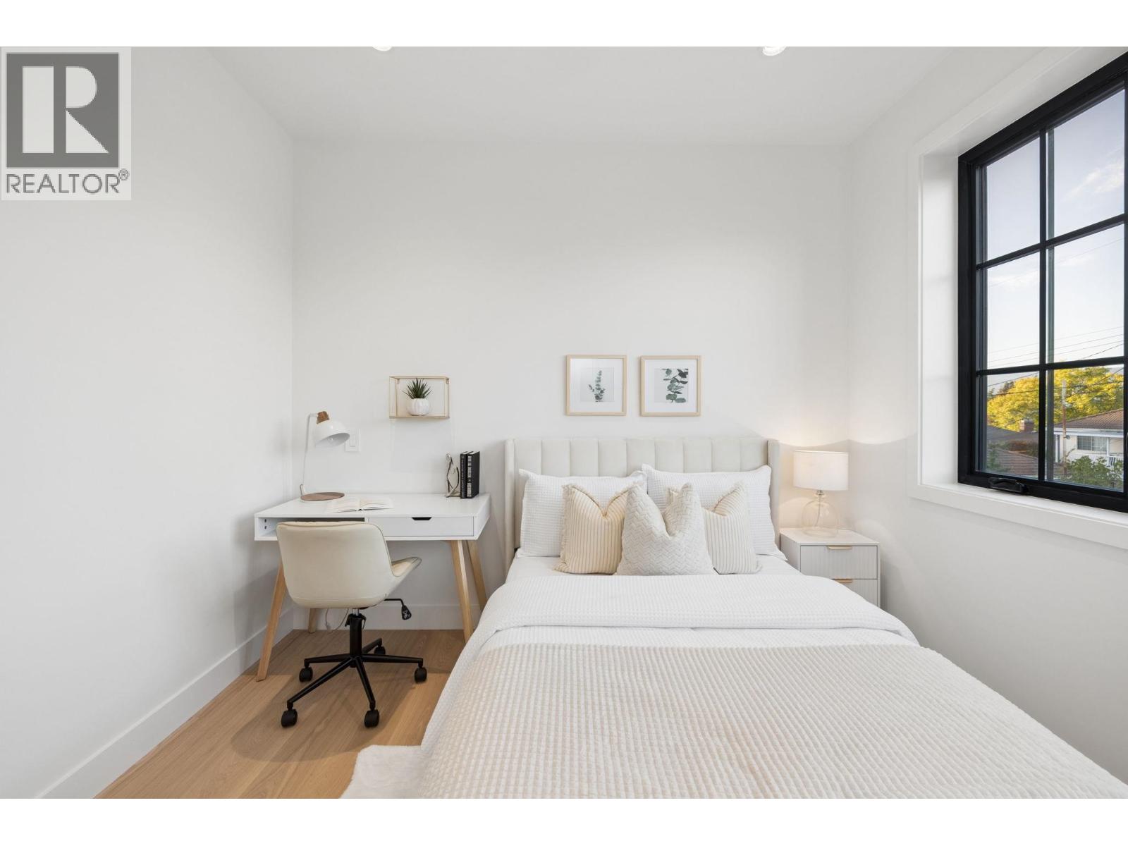 Photo of 2 2733 WILLIAM STREET 25