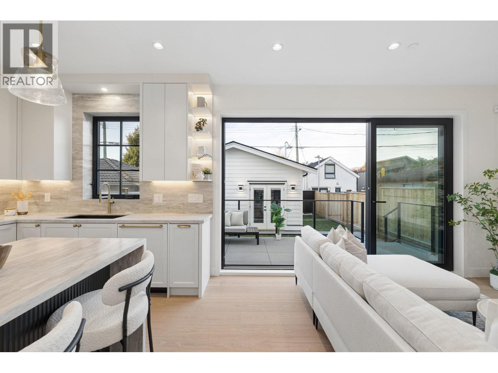 Photo of 2 2733 WILLIAM STREET 16