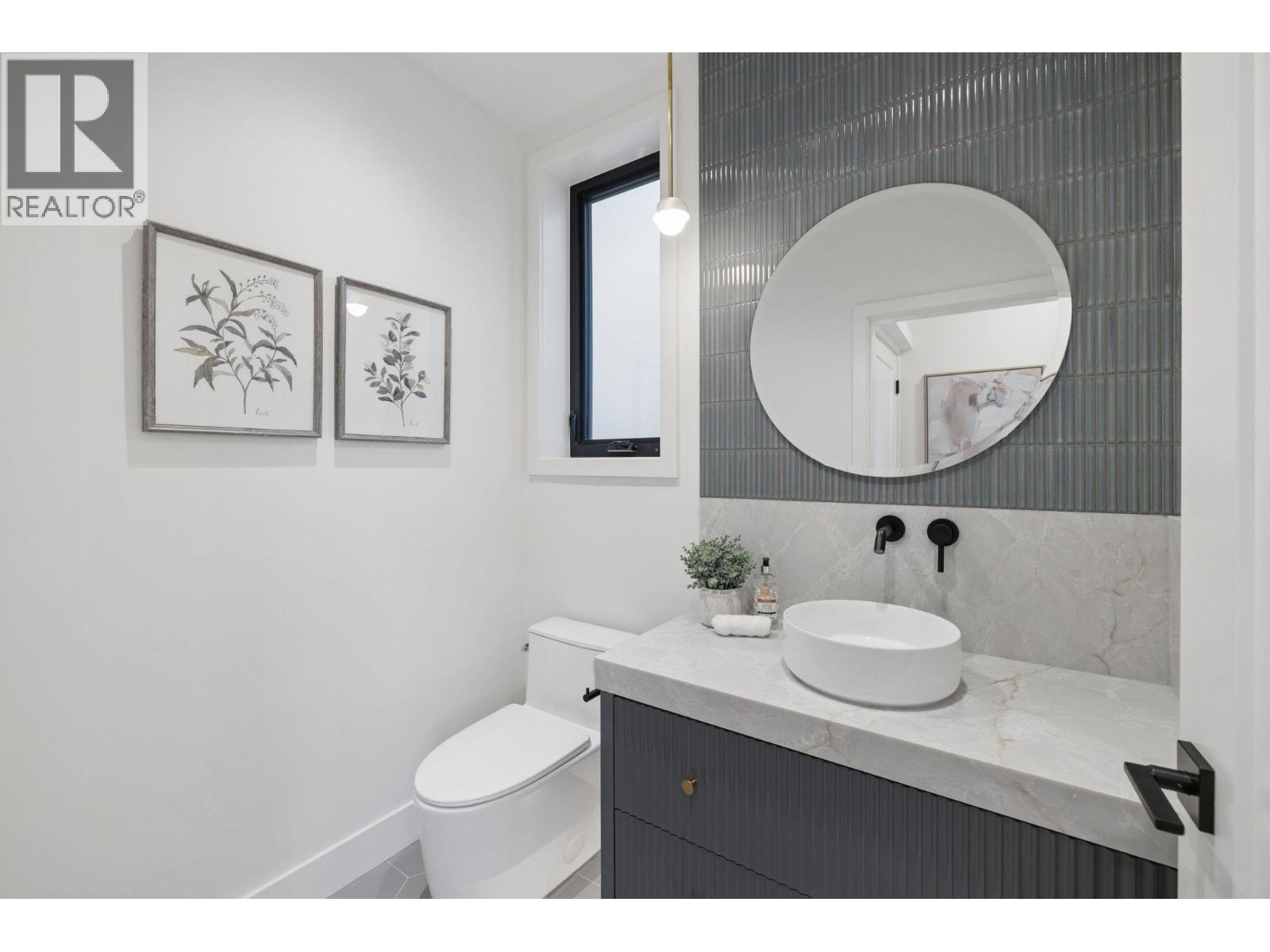 Photo of 2 2733 WILLIAM STREET 19
