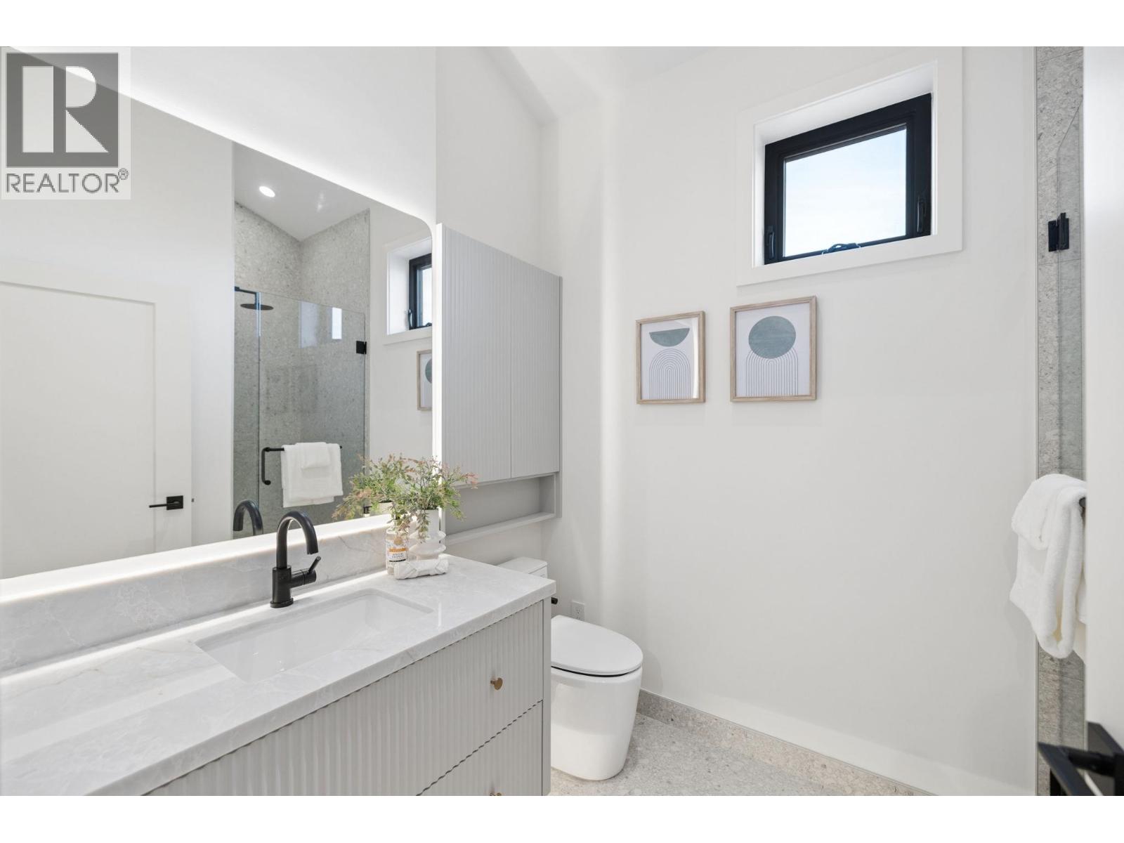 Photo of 2 2733 WILLIAM STREET 32