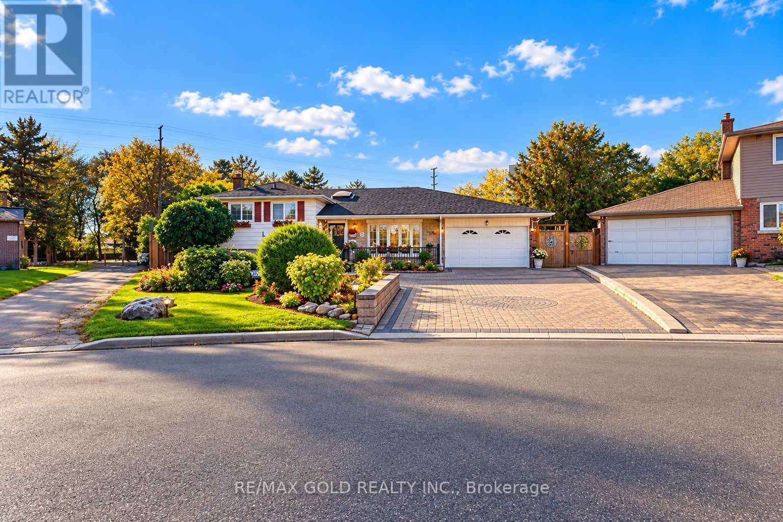 8 EASTON Place, Brampton, ON