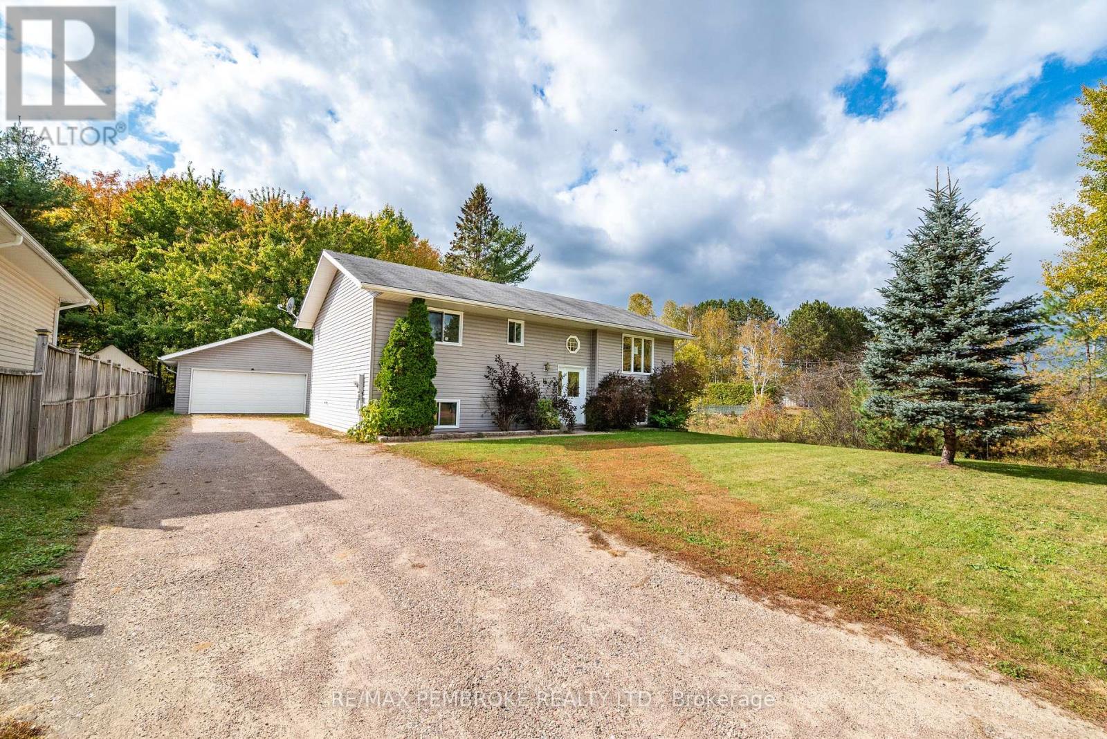 18 JOSEPH STREET, Laurentian Hills