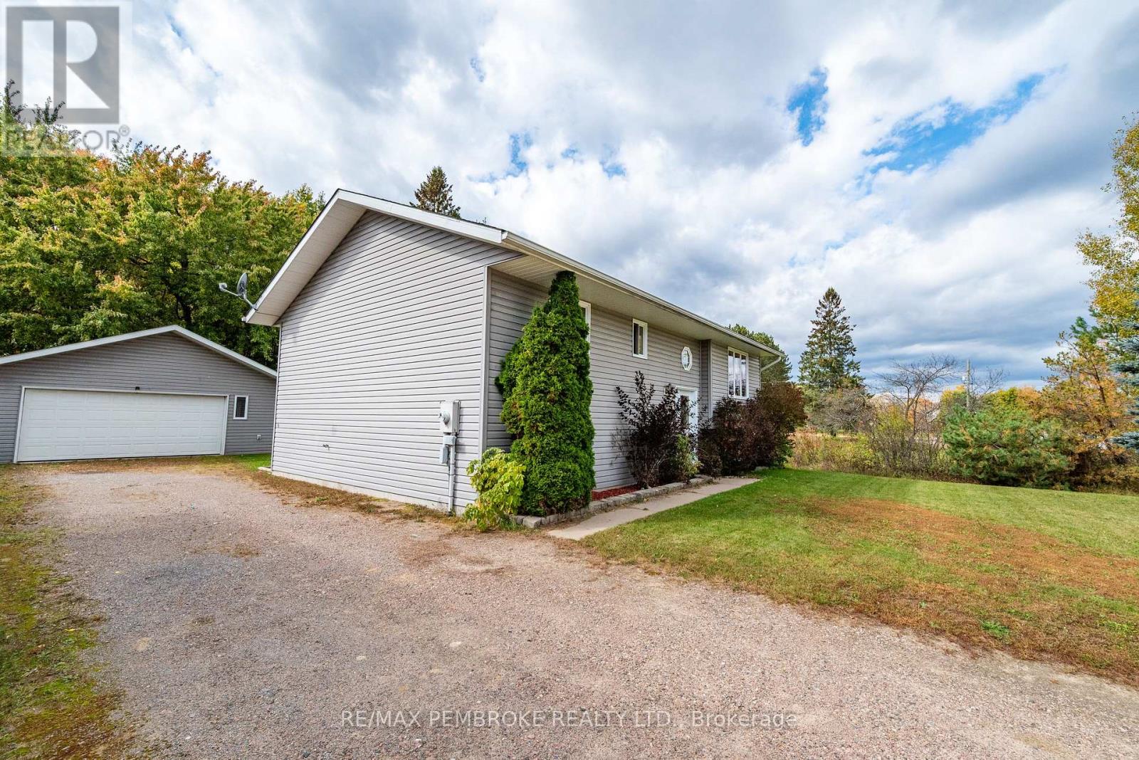 18 JOSEPH STREET, Laurentian Hills — photo 4