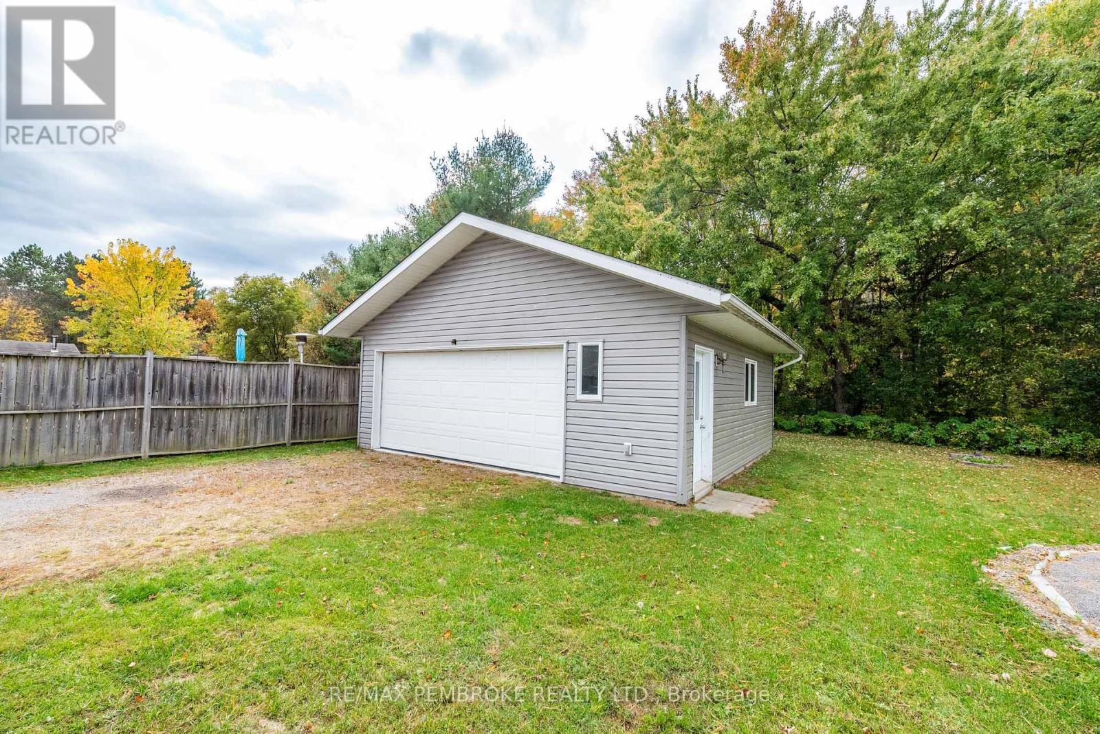18 JOSEPH STREET, Laurentian Hills — photo 6